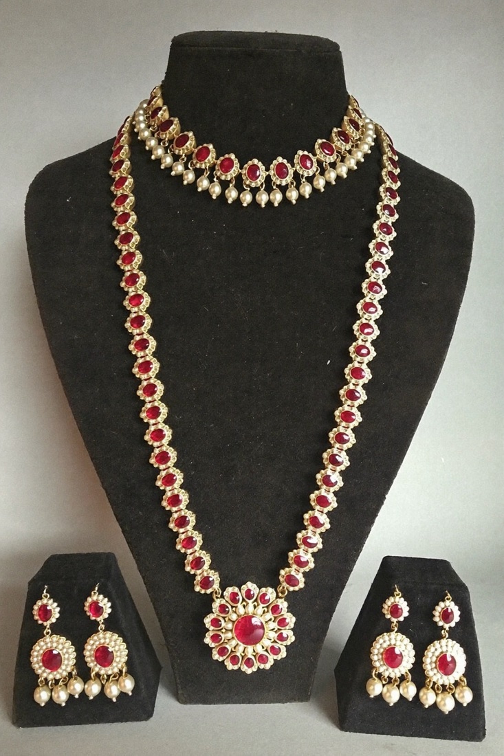 A complete bridal jewellery set displayed on a bust
